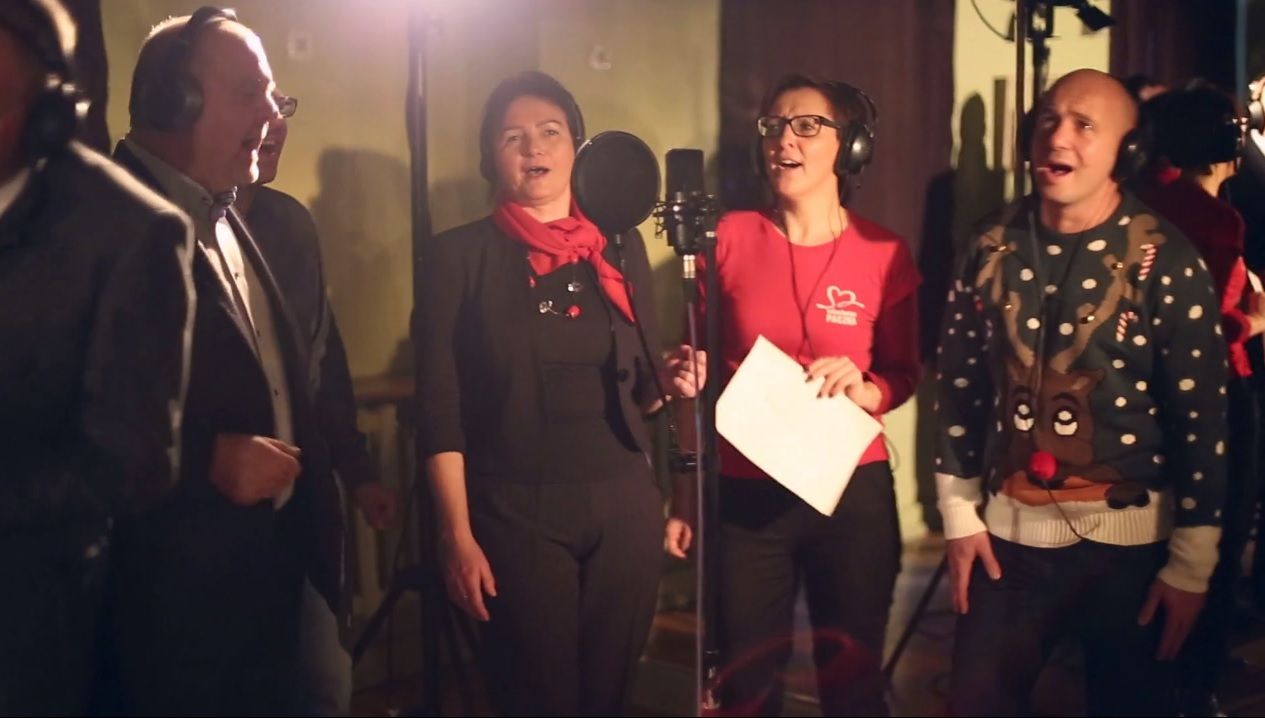 Pszczyńscy samorządowcy śpiewają świąteczną piosenkę